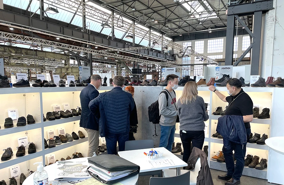 Besucher informieren sich am Messestand von Jomos